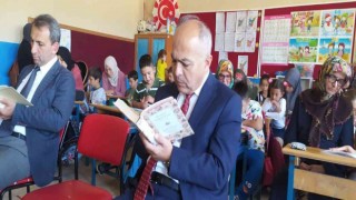 Milli eğitim yetkilileri öğrencilerle birlikte kitap okudu