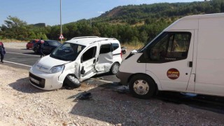 Minibüs ile hafif ticari araç çarpıştı: 2 yaralı