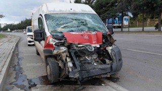 Minibüs yolcu otobüsüne çarptı: 1 yaralı