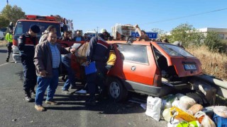 Minibüse arkadan çarpan otomobildeki 4 kişi yaralandı