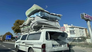 Minibüsten büyük yükle tehlikeli yolculuk