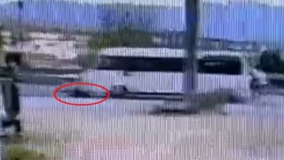 Minibüsün altında metrelerce sürüklenen işçinin ölümü kamerada
