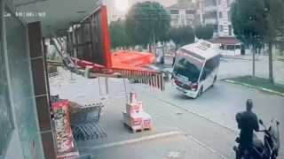 Minibüsün devrildiği kaza anları kameraya yansıdı