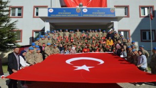 Minik öğrencilerden komando abilerine anlamlı ziyaret
