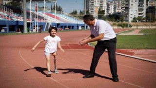 Minik Özge yeni protez bacaklarıyla hayallerine koştu