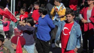 Miniklerden geçit töreni kortejine asker selamlı karşılama