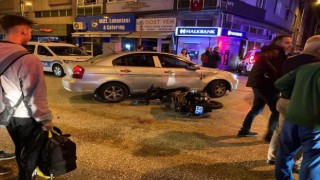 Motosiklet aniden önüne kıran otomobile çarptı: 2 yaralı