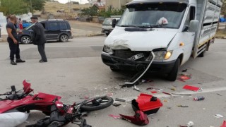 Motosiklet ile kamyonet kafa kafaya çarpıştı: 2 yaralı