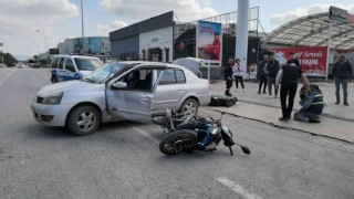 Motosiklet ile otomobilin çarpıştığı kaza kameraya yansıdı
