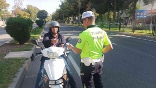 Motosiklet sürücülerine kask denetimi