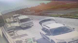 Motosiklet sürücüsünün ölümden döndüğü kaza kameralara yansıdı