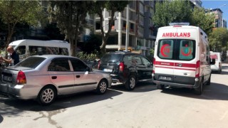 Motosiklete çarpan araç kaçarken, sürücü yaralandı