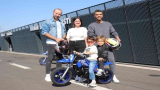 Motosikleti çalınan minik çocuğa büyük jest
