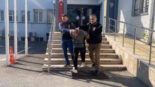 Motosikletin sahibi tarafından yakalanınca bıçak çekip kaçan hırsız çıkarıldığı mahkemece tutukladı