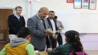 Müdür Başyiğit, ilkokul öğrencilerine kitap hediye etti