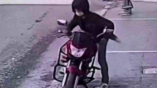 Muhtarın motosikletini böyle çaldılar