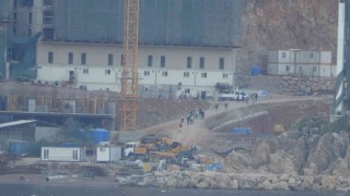 Mühürlenen otel inşaatında hareketlilik merak uyandırdı