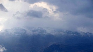 Munzur Dağının yüksek kesimlerine kar yağdı