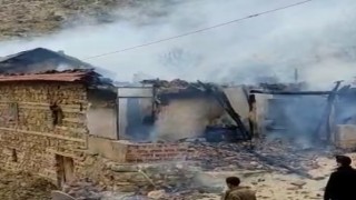 Müstakil ev ve ağıl yangında kül oldu