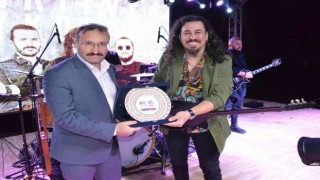 Necati ve Saykolar müzik grubu Emetli gençleri coşturdu