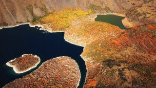 Nemrut Krater Gölünde sonbahar güzelliği