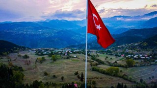 Oba köyünün bayrak aşkı