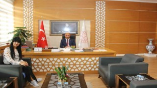 Ödüllü Öğretmen Sarıkaya, Müdür Başyiğiti ziyaret etti