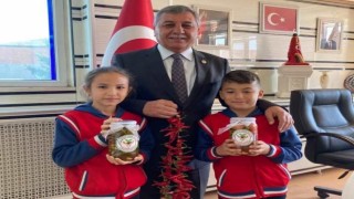 Öğrenciler Başkan Tekeye kendi yaptıkları turşuları hediye etti