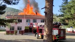 Öğrenciler dersteyken yangına yakalandı