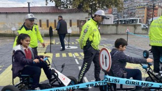 Öğrencilere mobil eğitim tırında trafik eğitimi verildi