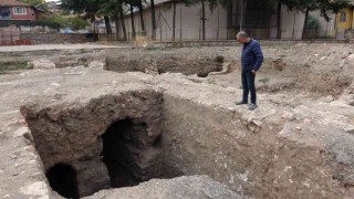 Okulun temel kazısında ortaya çıkmıştı, tahrip edildi