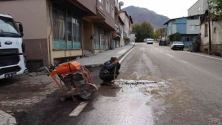 Oltuda asfaltın sıcağı kurumadan kestiler