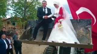 Operatör damat, gelinini kız evinden kepçeyle aldı