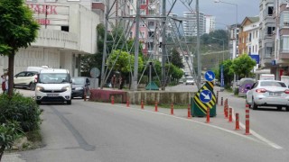 Orduda yol ortasındaki yüksek gerilim hattı direği şaşırtıyor