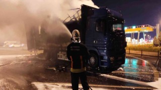 Osman Gazi Köprüsü gişelerinde mobilya yüklü tır alevlere teslim oldu