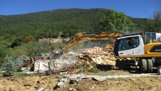 Osmangazide orman arazisindeki kaçak ev yıkıldı