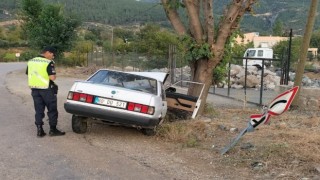 Osmaniyede ağaca çarpan otomobildeki karı koca yaralandı