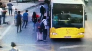 Otobüse binerken telefonu çalınan yolcunun o anları kamerada