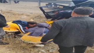 Otomobil bariyerlere çarptı: 1 yaralı
