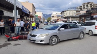 Otomobil ile çarpışan motosikletin sürücüsü yaralandı