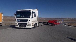Otomobil ile tır çarpıştı: 1i çocuk 3 yaralı