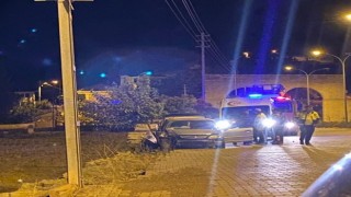 Otomobil istinat duvarına çarptı:2 yaralı