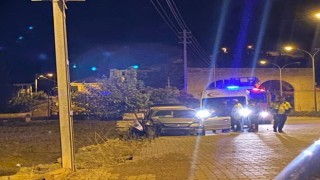 Otomobil istinat duvarına çarptı:2 yaralı