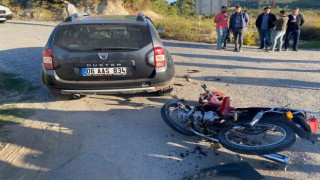 Otomobile çarpan motosiklet sürücüsü ağır yaralandı