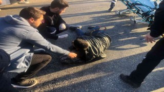 Otomobile çarpan motosiklet sürücüsünün bir ayağı parçalandı