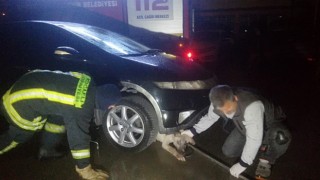 Otomobilin altına sıkışan köpeği itfaiye ekipleri kurtardı