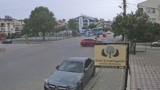 Otomobilin çarptığı motosiklet sürücüsü havada takla attı
