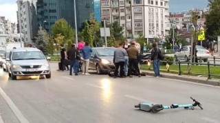 Otomobilin çarptığı scooterda bulunan 2 kişi yaralandı