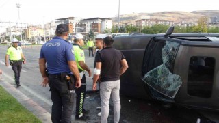 Otomobille çarpışan cip 40 metre sürüklendi: 3 yaralı