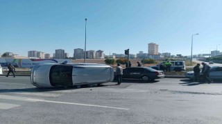 Otomobille çarpışan hafif ticari araç yan yattı: 1 yaralı